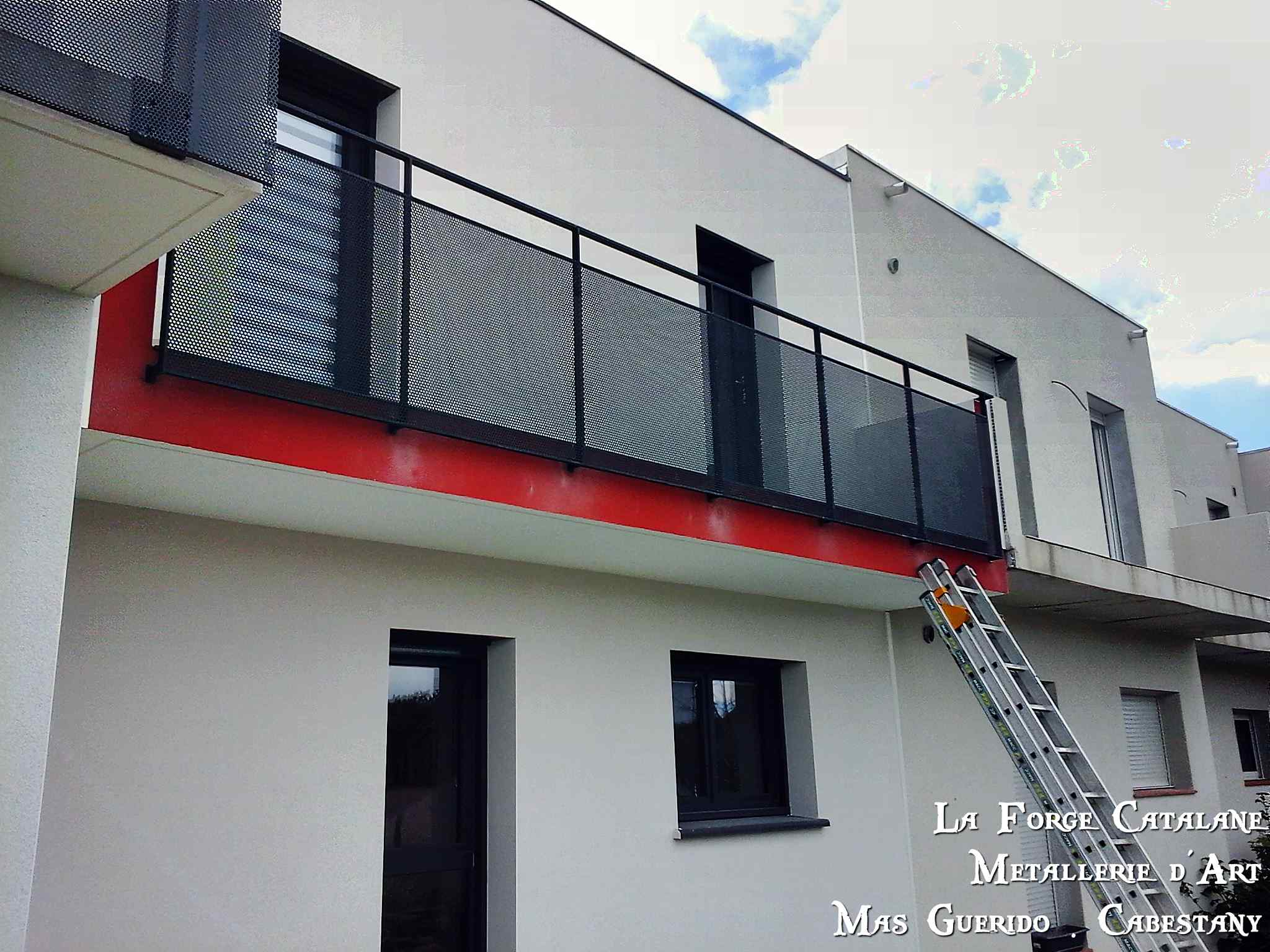 rambarde remplissage tole perforee resille trous ronds forge catalane.jpg